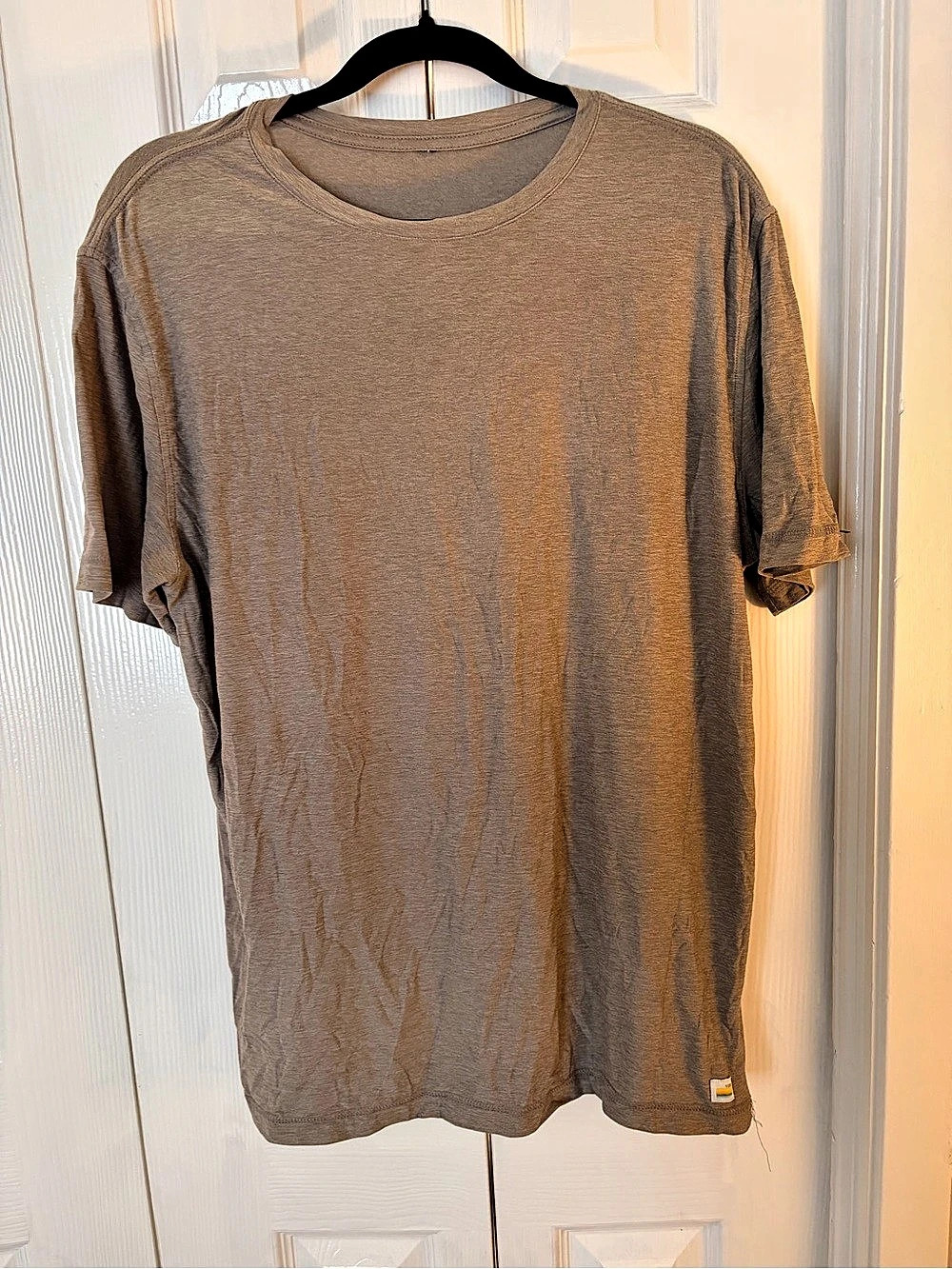 Vuori Short Sleeve Tee in light green Size Medium